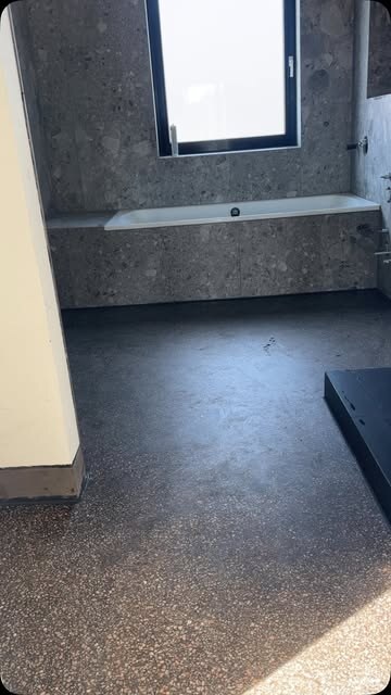 Fertiggestelltes Badezimmer in Steinoptik – Projekt von AAK Bau